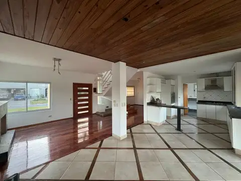 Casa 4 ambientes con 3 baños
