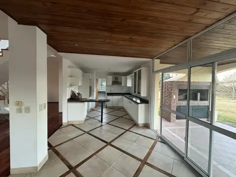 Casa en Alquiler con 2 cocheras