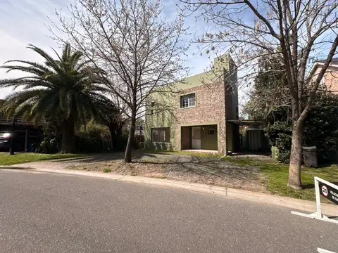 Casa en Alquiler con 1 cochera