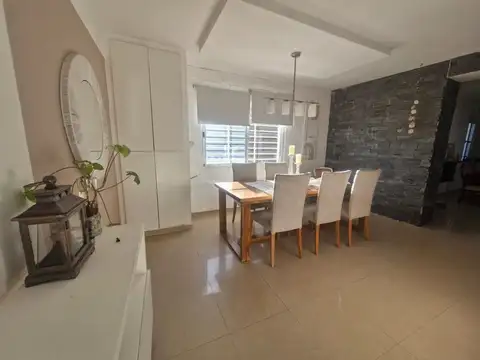 Casa 8 ambientes con 2 baños