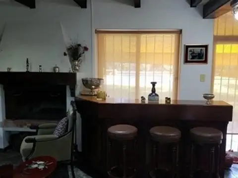 casa sobre lote de 2400m2 5 dormitorios pileta