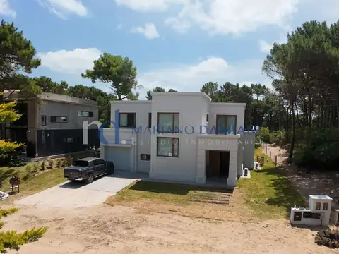 Casa 4 Dormitorios con Pileta en Venta en Pinamar Barrio Solar del Norte