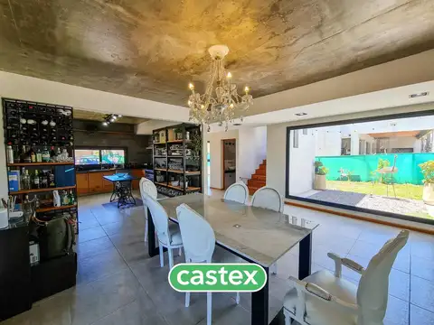 Casa en Venta con 2 cocheras