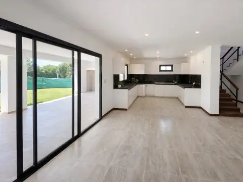 Casa en Venta con 3 cocheras
