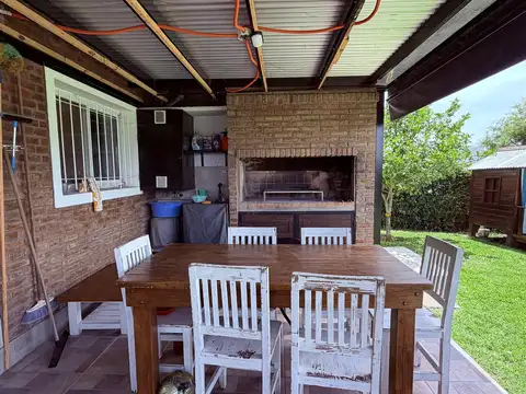 VENTA - CASA 2 DORMITORIOS CON PILETA - ACEQUIAS DEL AIRE ROLDANCasa
