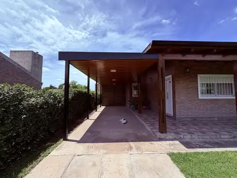 VENTA - CASA 2 DORMITORIOS CON PILETA - ACEQUIAS DEL AIRE ROLDANCasa