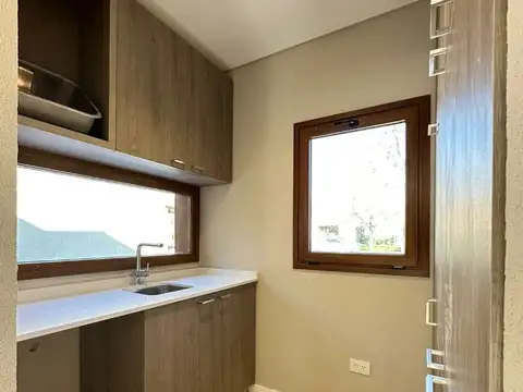 Casa 4 ambientes con 2 baños