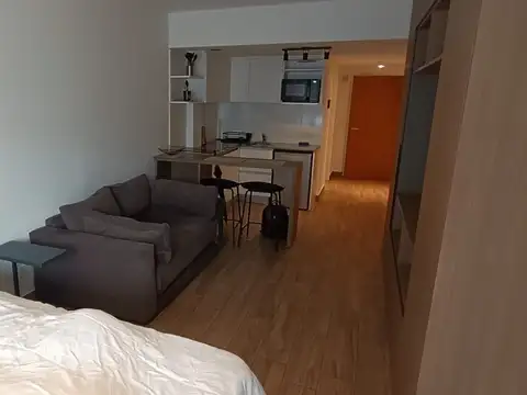 Monoambiente en impecable estado, amoblado, con balcón y amenities al frente, en alquiler en Retiro.
