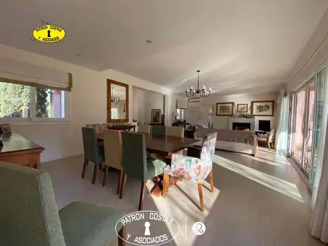 Casa 8 ambientes con 4 baños