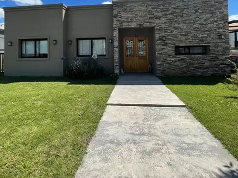 Moderna, amplia, hermosa casa en Santa Lucía, Pilar Del Este