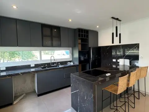 Casa 5 ambientes con 3 baños