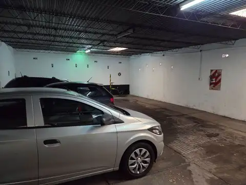 lote de 229 mts cuadrados con 8 cocheras y un dep.