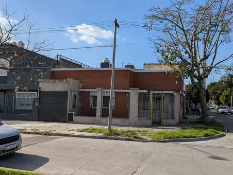 OPORTUNIDAD PH TIPO CASA E/ESQUINA EN ESTADO DE REFACCION