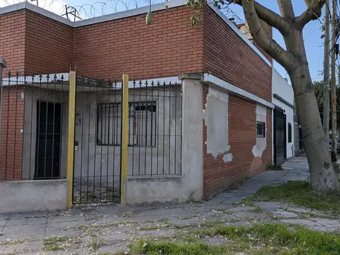 OPORTUNIDAD PH TIPO CASA E/ESQUINA EN ESTADO DE REFACCION