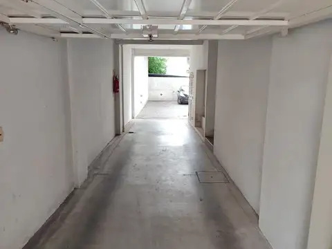 COCHERA DESCUBIERTA EN EDIFICIO