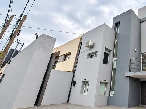 Casa en Venta con 4 cocheras