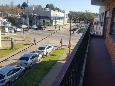 FISHERTON: Cordoba esquina Muniagurria, zona comercial.