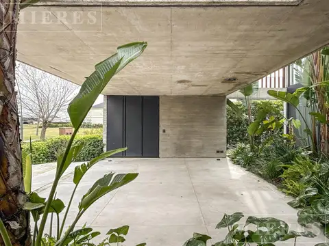 Casa en Venta con 4 cocheras