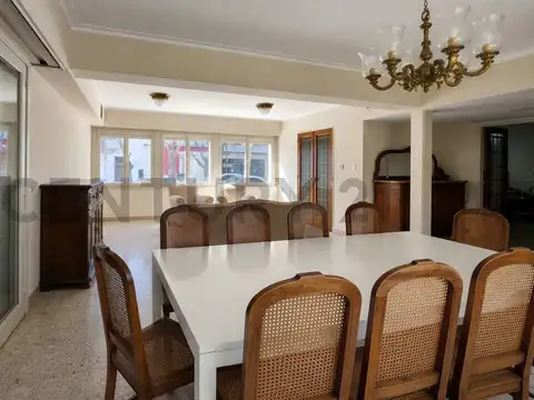 Casa 8 ambientes con 2 baños