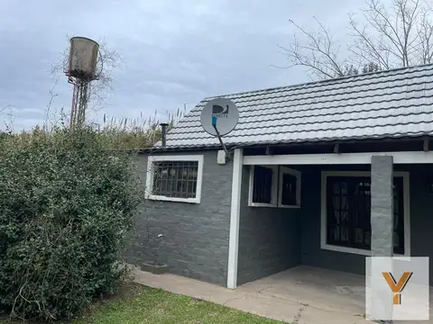 Casa en venta - 2 Dormitorios 1 Baño - Cochera - 1.750Mts2 - Coronel Brandsen