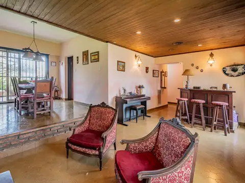 Casa en Venta con 4 cocheras