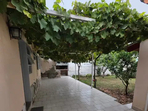 Casa Tres Dormitorios con Jardin y Garage - Barrio Melipal