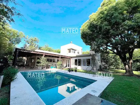 Casa en Venta con 2 cocheras