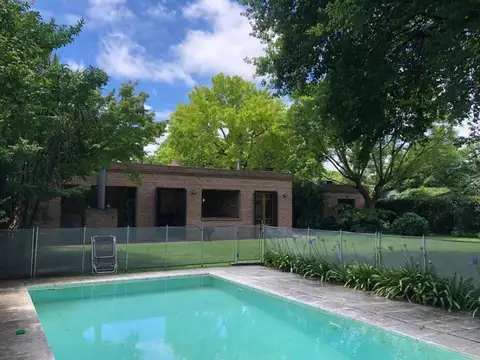Casa en venta entre caminos en City Bell