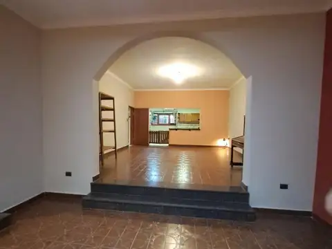Casa en Venta con 3 cocheras
