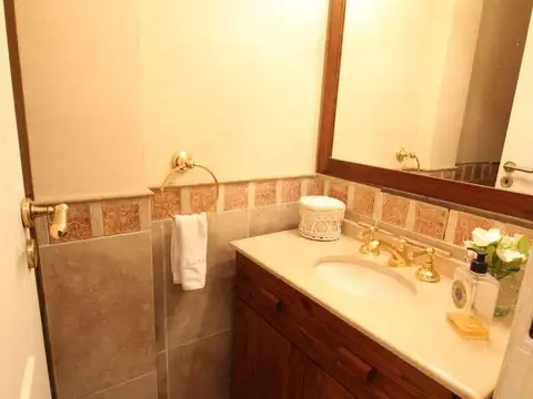 Casa 6 ambientes con 4 baños