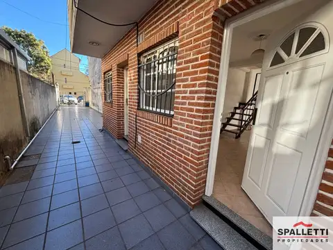 Dúplex en venta de 2 dormitorios c/ cochera en Ramos Mejía