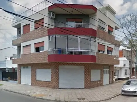 3 AMBIENTES MUY LUMINOSO - CON PATIO.  PRÓXIMO A CENTRO COMERCIAL Y FERROCARRIL