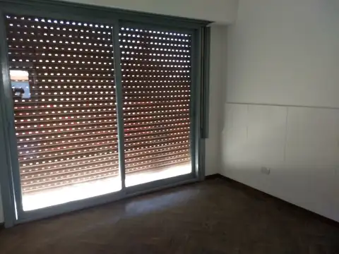 3 AMBIENTES MUY LUMINOSO - CON PATIO.  PRÓXIMO A CENTRO COMERCIAL Y FERROCARRIL