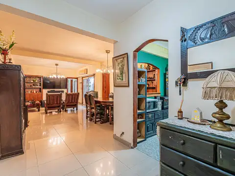 Departamento en venta de 5 ambientes con patio y pileta.