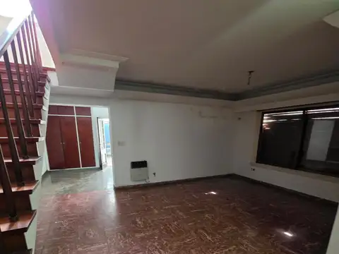 Casa en Alquiler con 2 cocheras