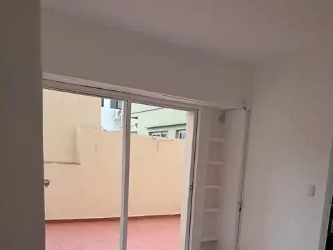 Departamento de 2 amb, se alquila  en Villa Pueyrredón, frente a plaza.