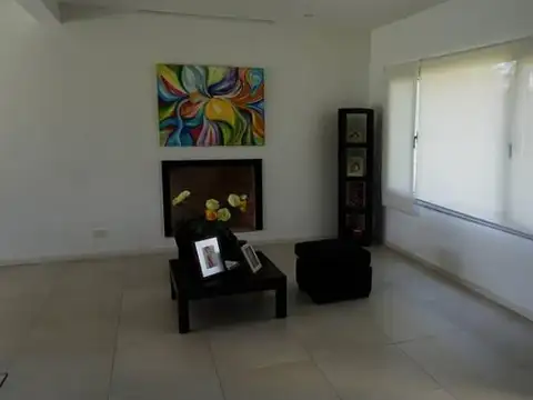 Casa en Alquiler con 3 cocheras