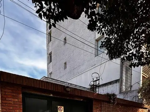 VENTA - Casa de pasillo al frente con patio y terraza