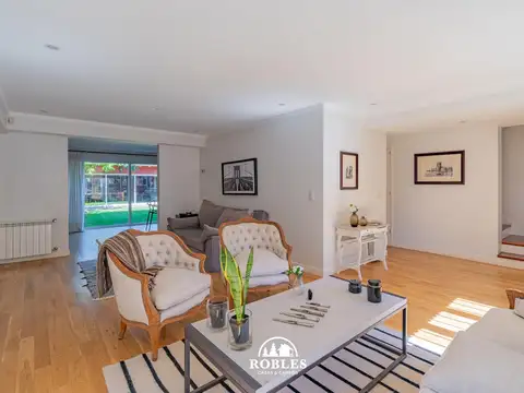 Casa en Venta con 2 cocheras