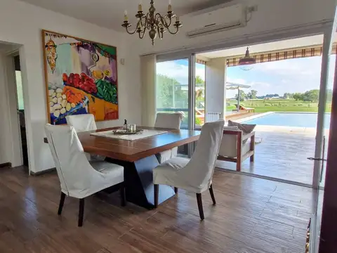 Casa 5 ambientes con 4 baños