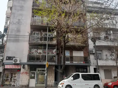 Monoambiente al frente con balcón. Semipiso. Apto Profesional.