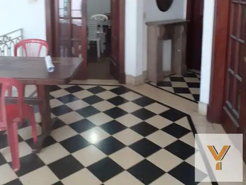 Casa 9 ambientes con 2 baños