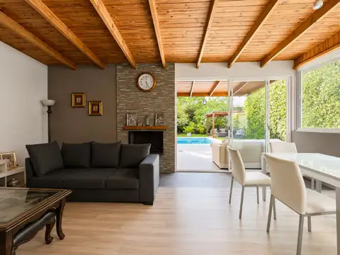 Casa en Venta La Plata con parque y pileta