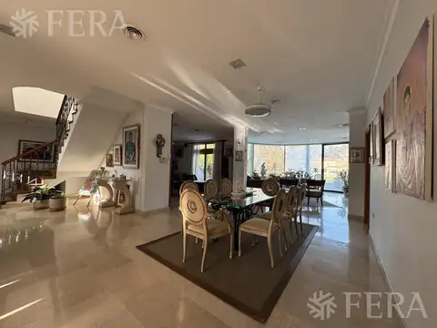 Venta de Casa 6 ambientes con Piscina en Club de Campo Abril