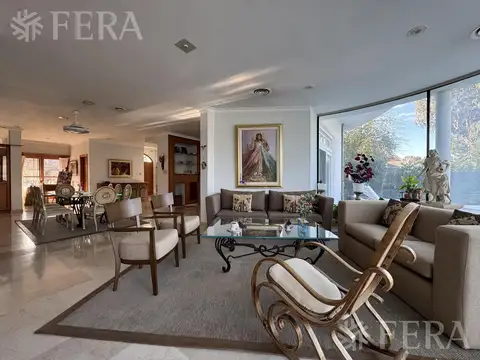 Casa 6 ambientes con 7 baños