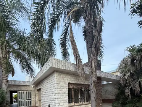 Alquiler casa, 3 dormitorios, jardin, cochera, quincho, parrilla. Gran ubicacion