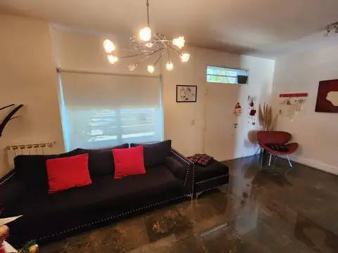 Casa 5 Ambientes c/cochera p/ 2 autos y Pileta Climatizada - 250 m² Cub. - Villa Luzuriaga