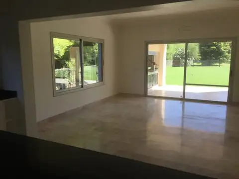 Casa 5 ambientes con 4 baños