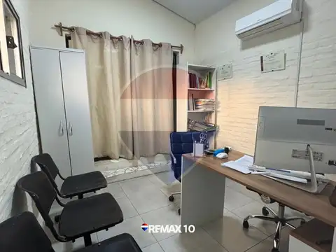 Se vende casa con barbacoa y consultorio.