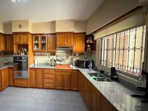 Casa en Venta con 3 cocheras